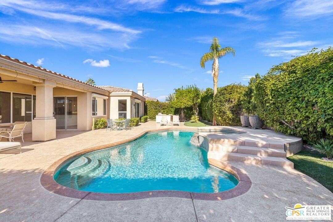 4 Hillcrest Dr - Photo 3 of 50