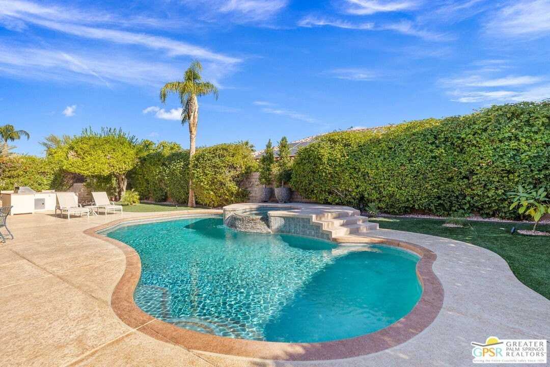 4 Hillcrest Dr - Photo 4 of 50