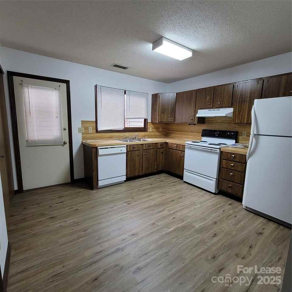 728 10th Street Blvd Nw - Photo 4 of 8