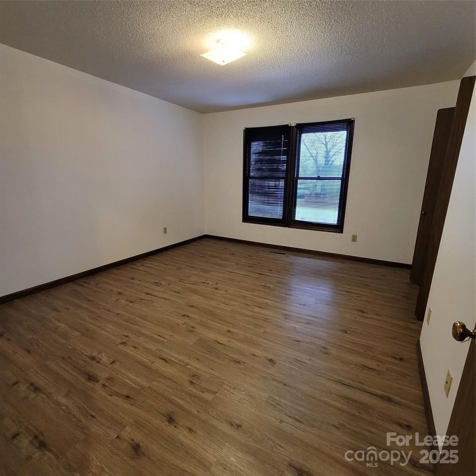 728 10th Street Blvd Nw - Photo 6 of 8