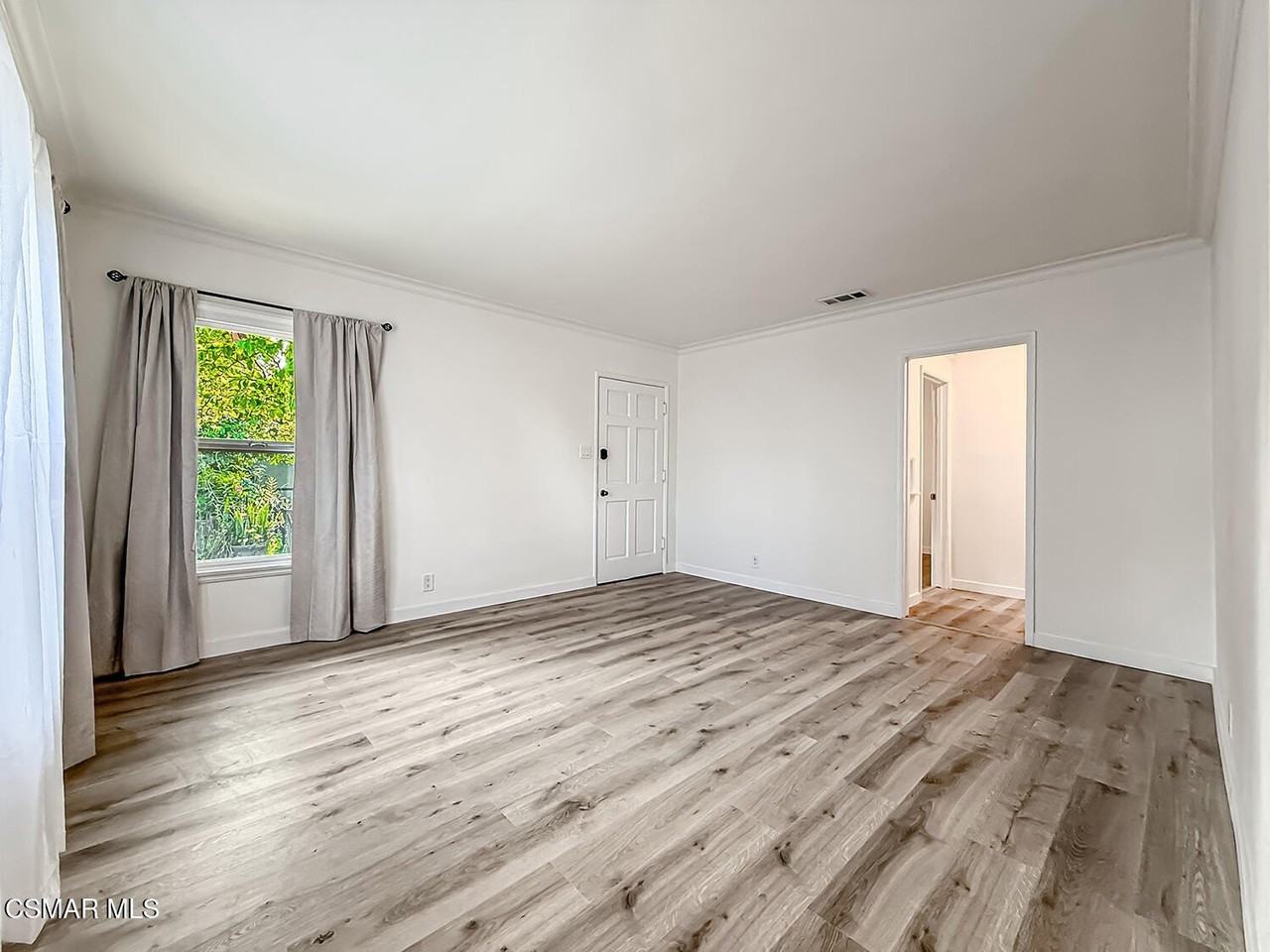 5027 Cahuenga Blvd - Photo 5 of 17