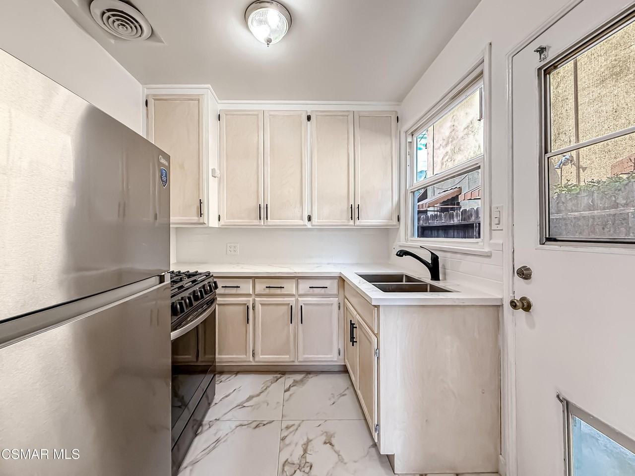 5027 Cahuenga Blvd - Photo 7 of 17