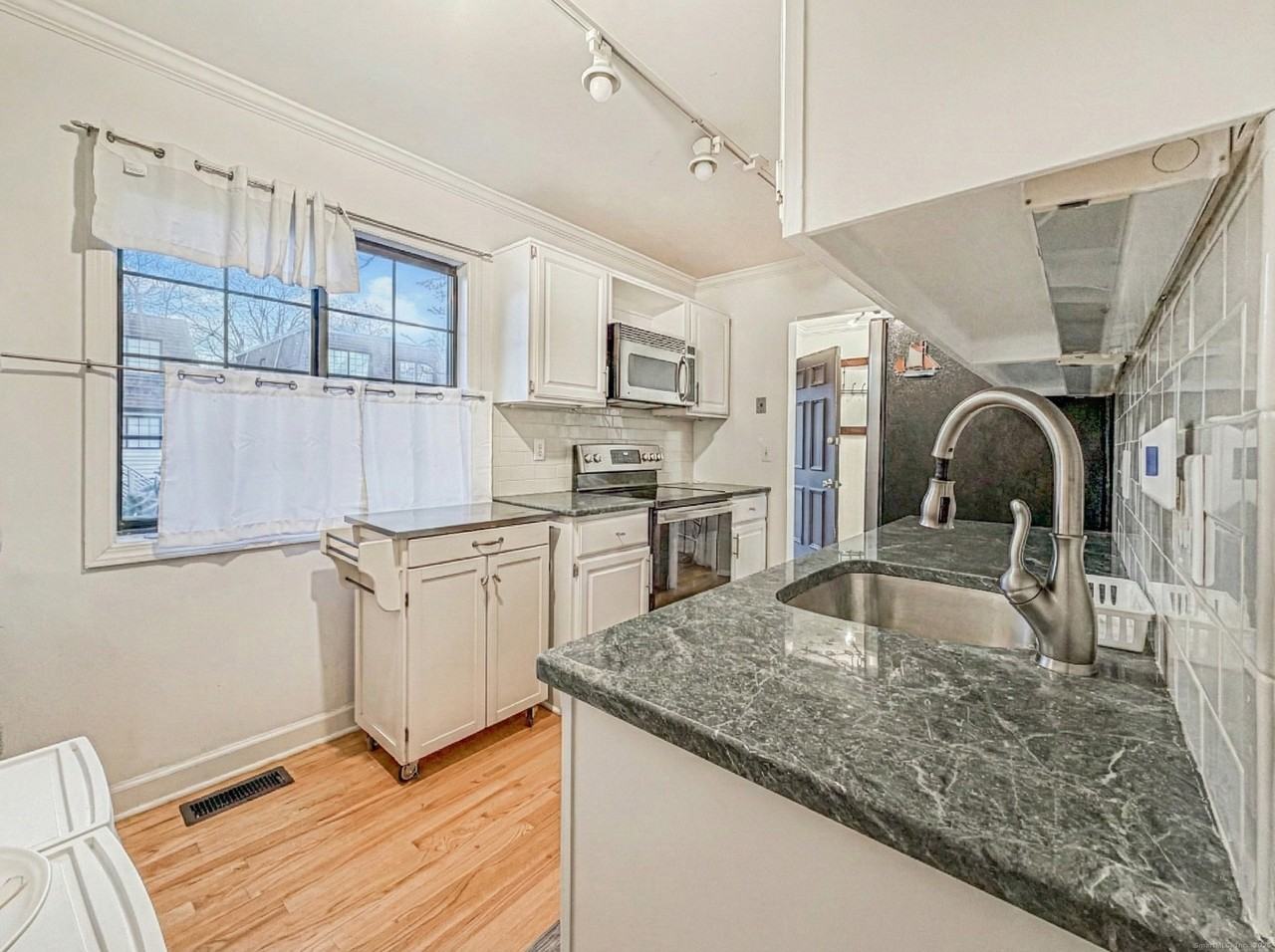 202 Soundview Ave #5 - Photo 3 of 18