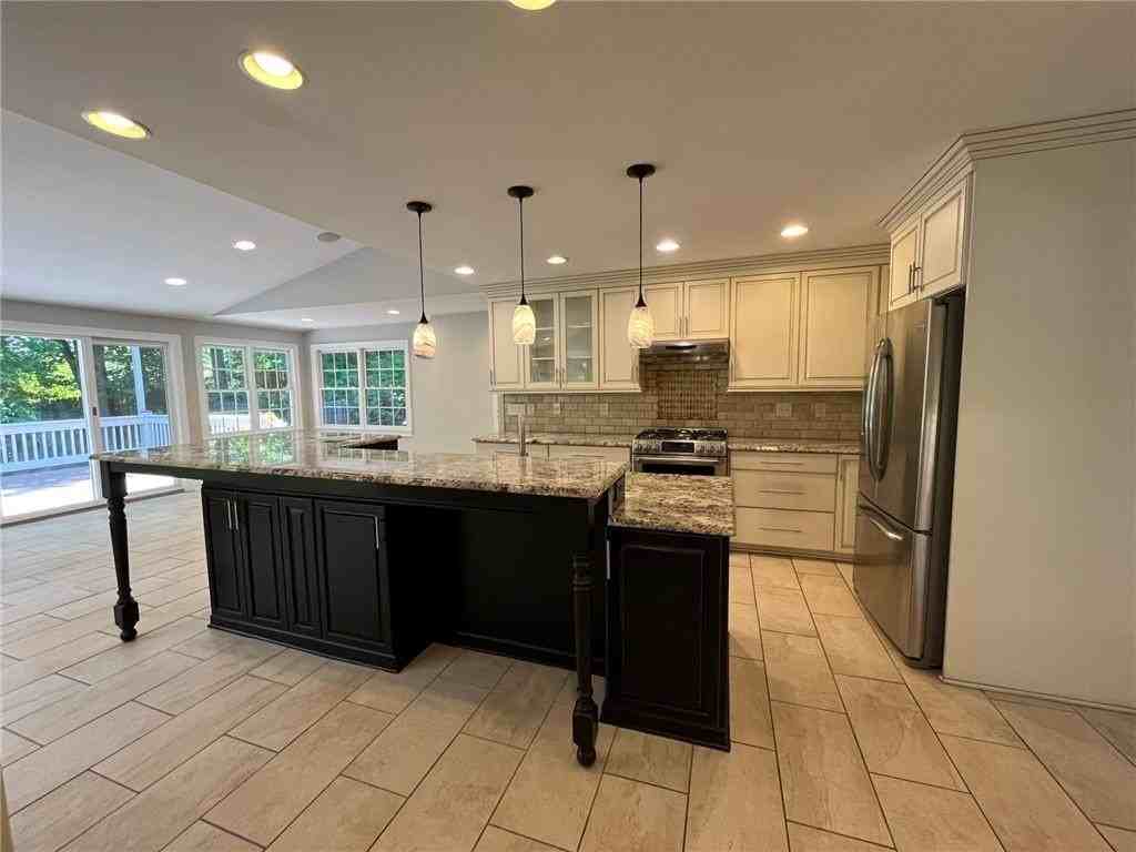 2237 Chimney Springs Dr - Photo 3 of 31