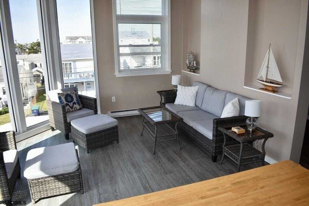 300 Beach Ave E - Photo 6 of 20