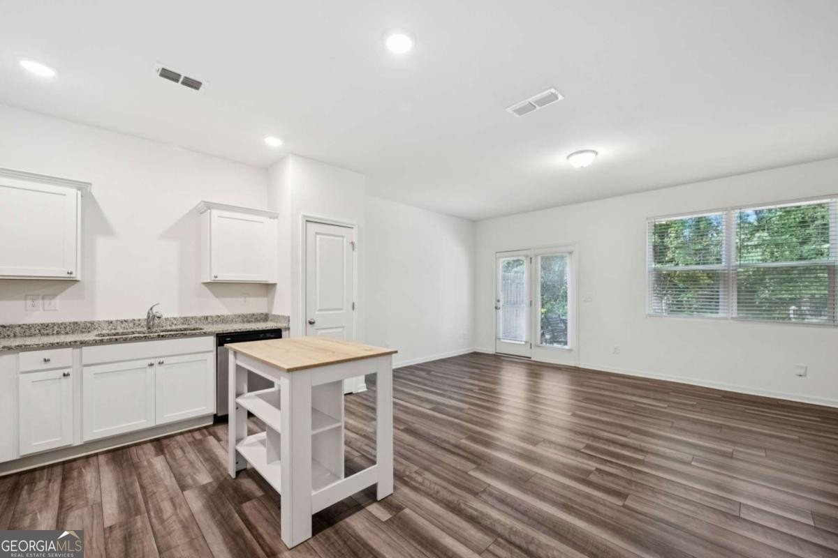 1653 Vernon Blvd - Photo 4 of 24