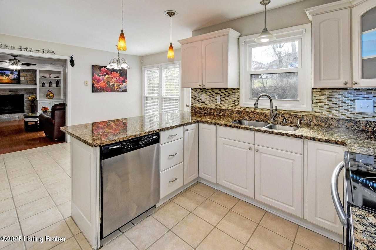 1102 Blackthorn Rd - Photo 6 of 20