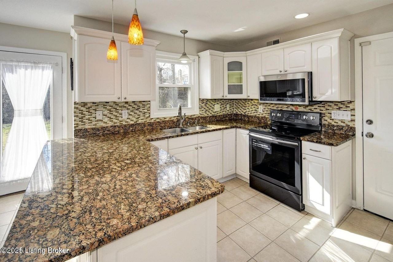 1102 Blackthorn Rd - Photo 7 of 20