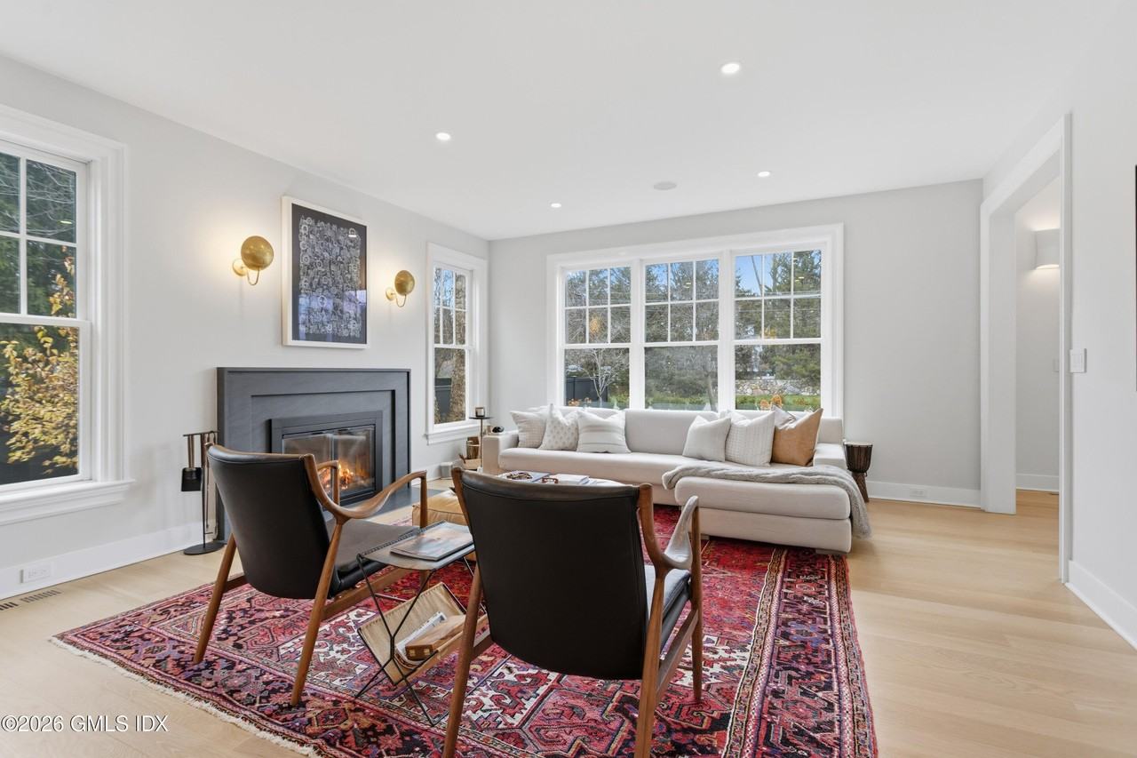 4 Winker Ln - Photo 3 of 32