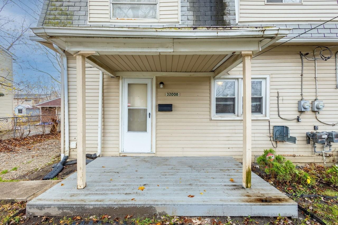 32008 Cheboygan Ct - Photo 2 of 17