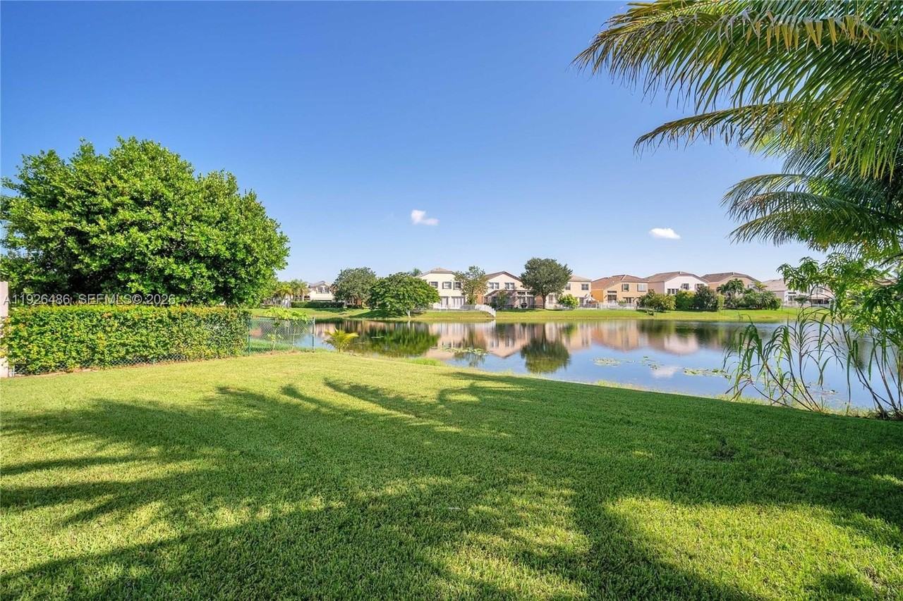 1561 Nw 159th Ave - Photo 4 of 38