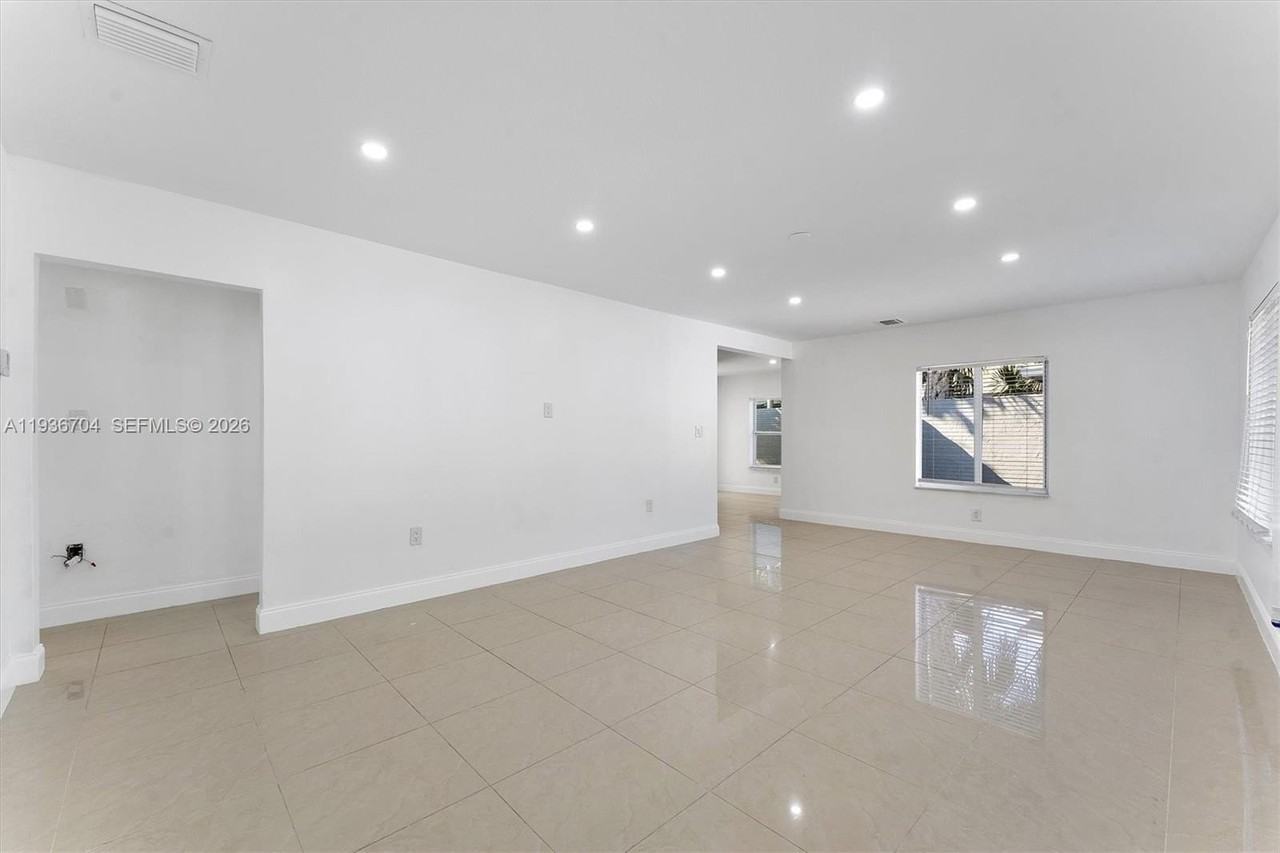 300 Sw 11th Ct - Photo 6 of 47