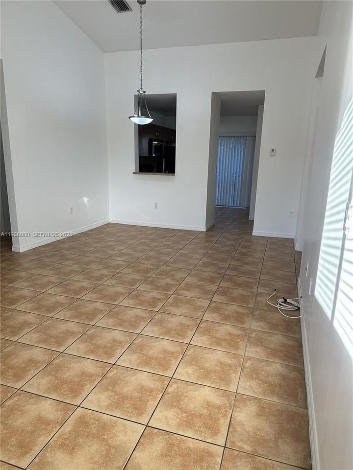 6706 Sw 115th Ct #302 - Photo 2 of 9