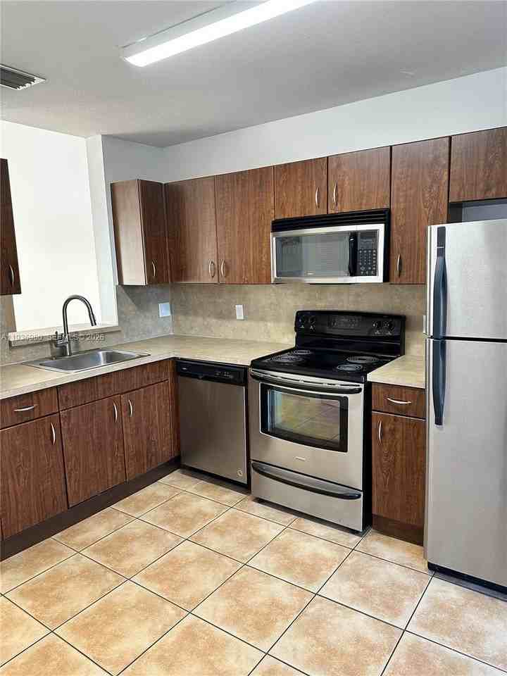 6706 Sw 115th Ct #302 - Photo 4 of 9