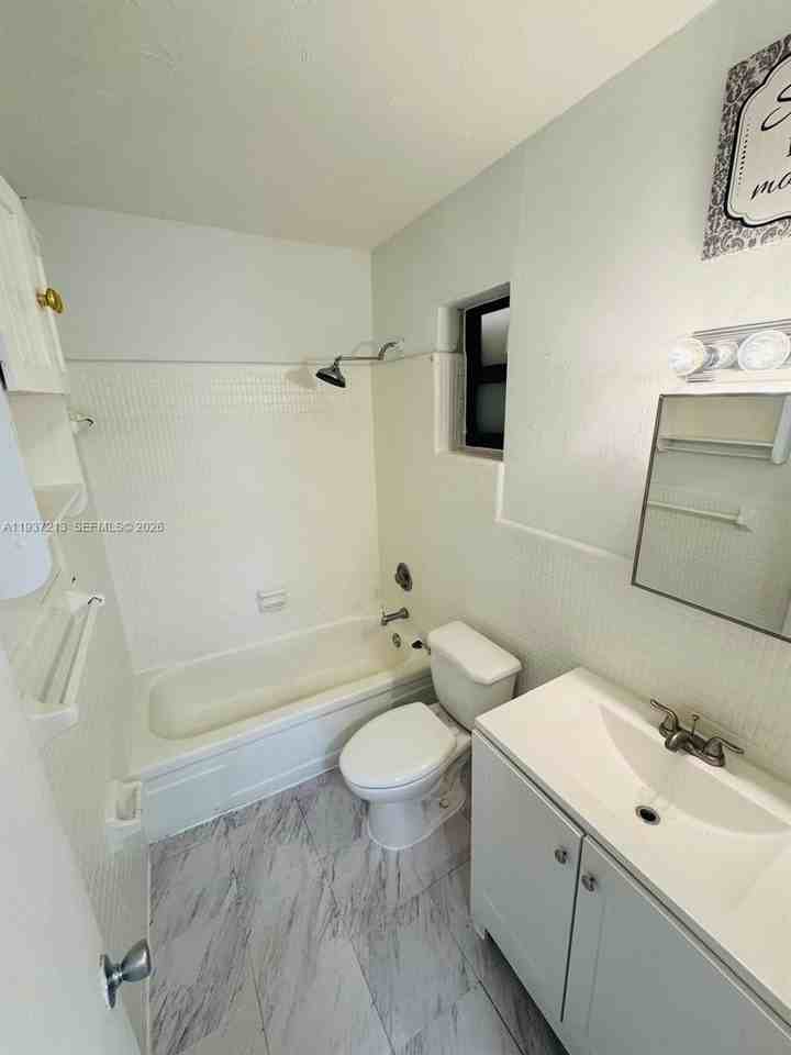 201 Nw 47th Ave #3 - Photo 7 of 8