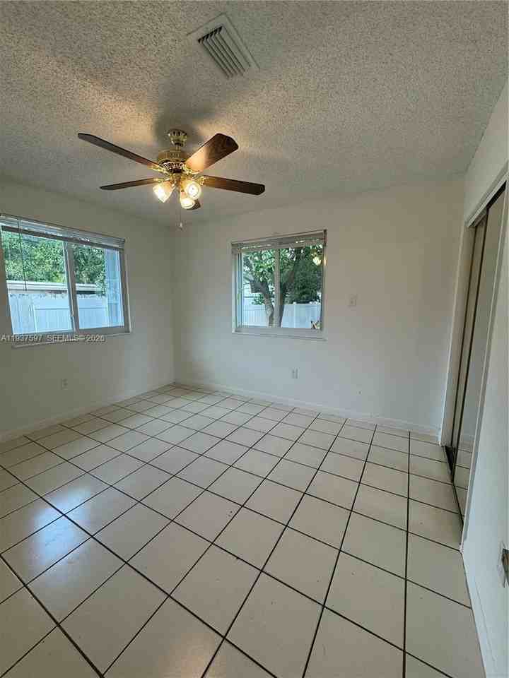 2311 Sw 58th Ave #2 - Photo 4 of 8