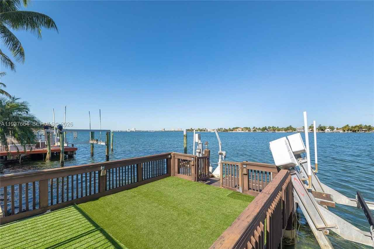 1375 N Biscayne Point Rd - Photo 2 of 40