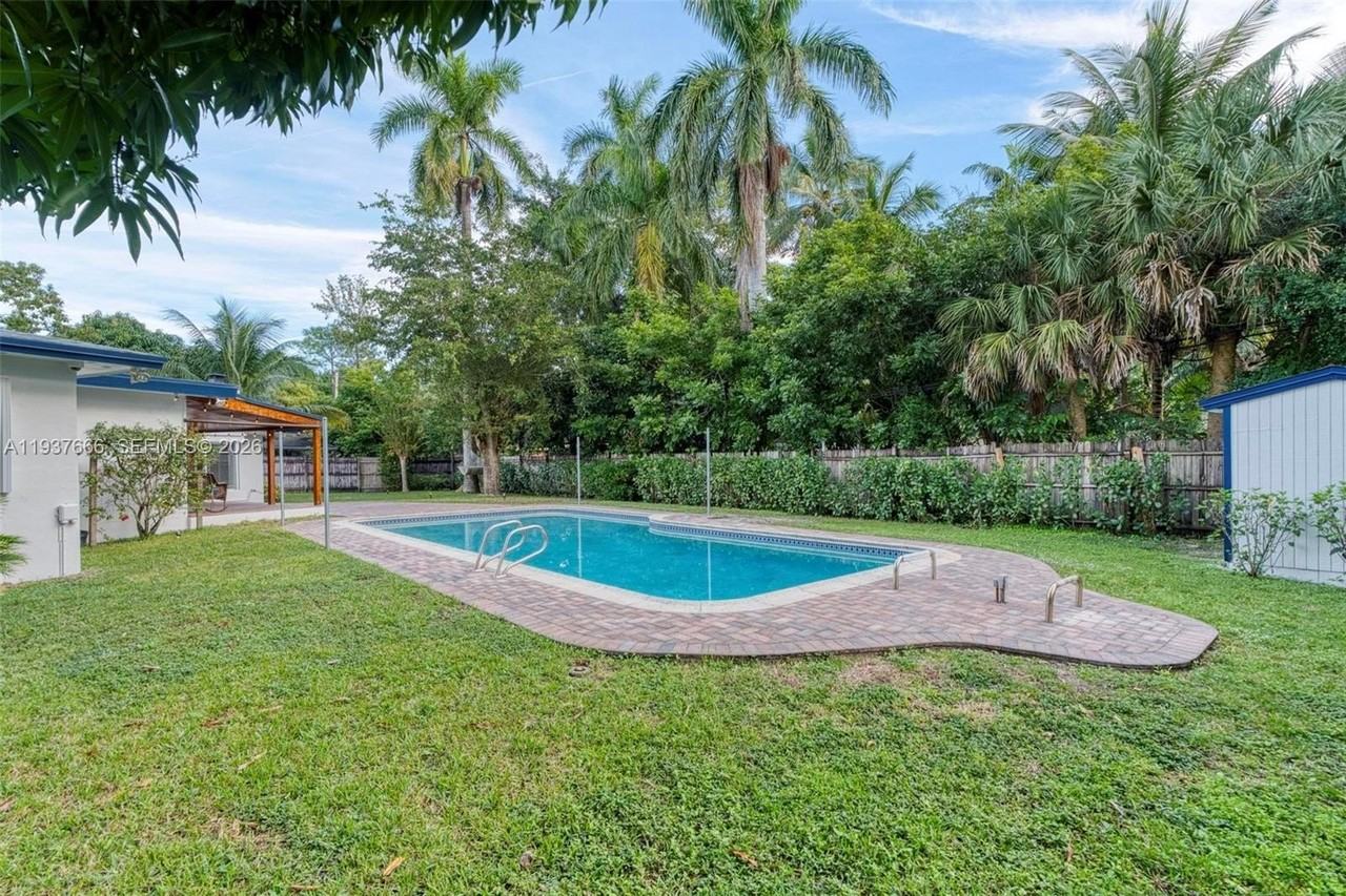 812 Holly Ln - Photo 3 of 50