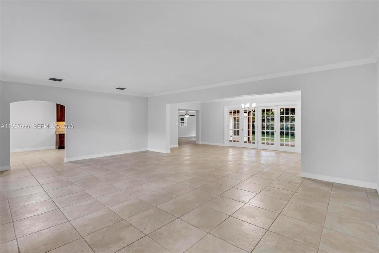 812 Holly Ln - Photo 4 of 50