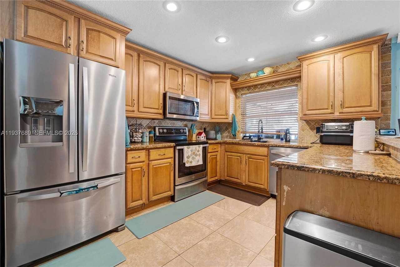 5821 Nw 56th Pl - Photo 4 of 28