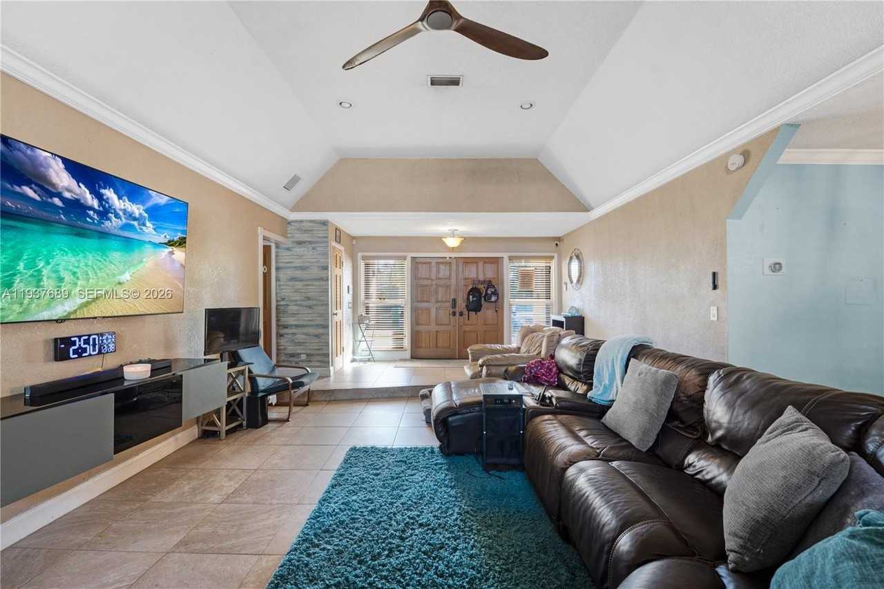 5821 Nw 56th Pl - Photo 6 of 28