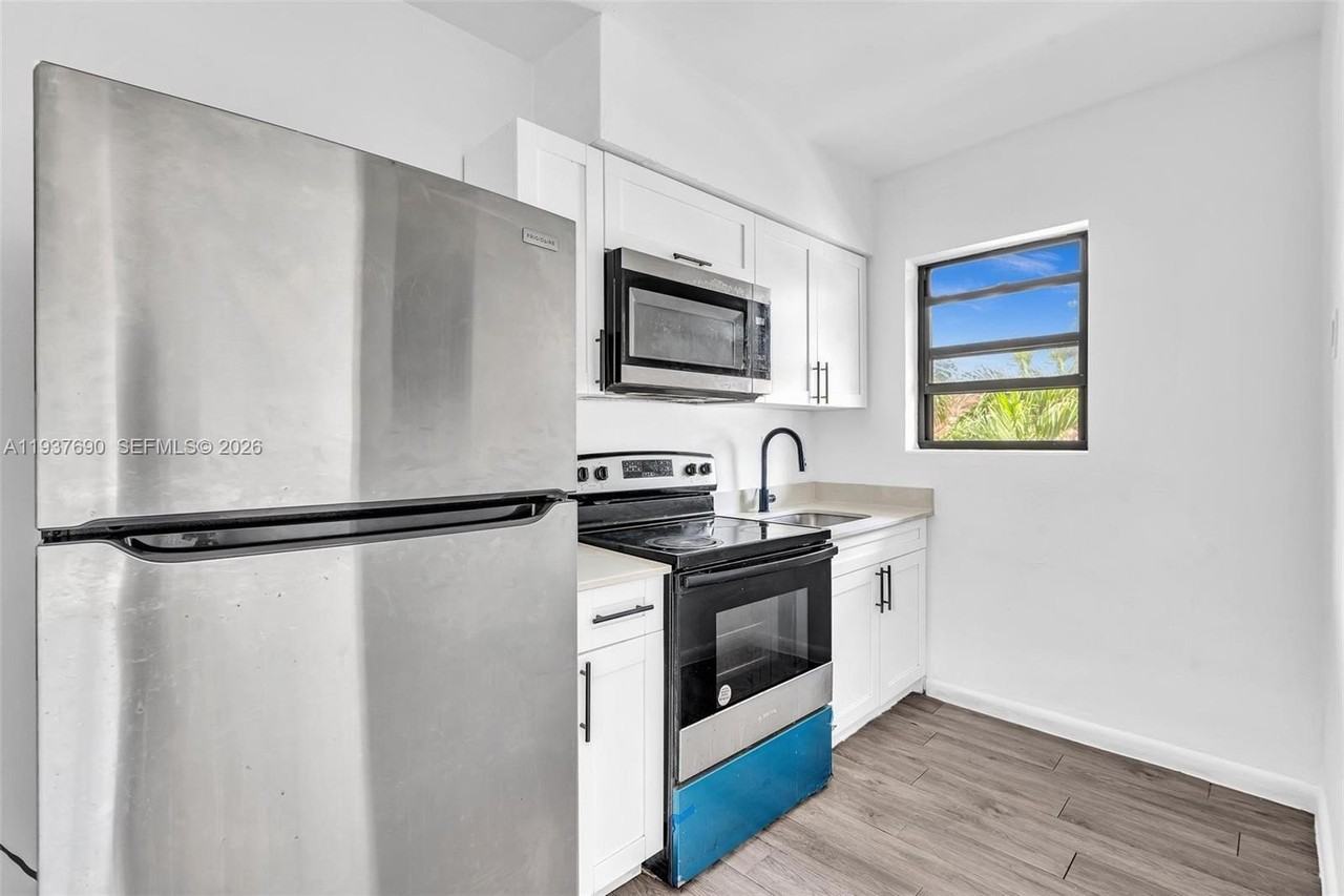 1027 Sw 3rd St #5 - Photo 2 of 6