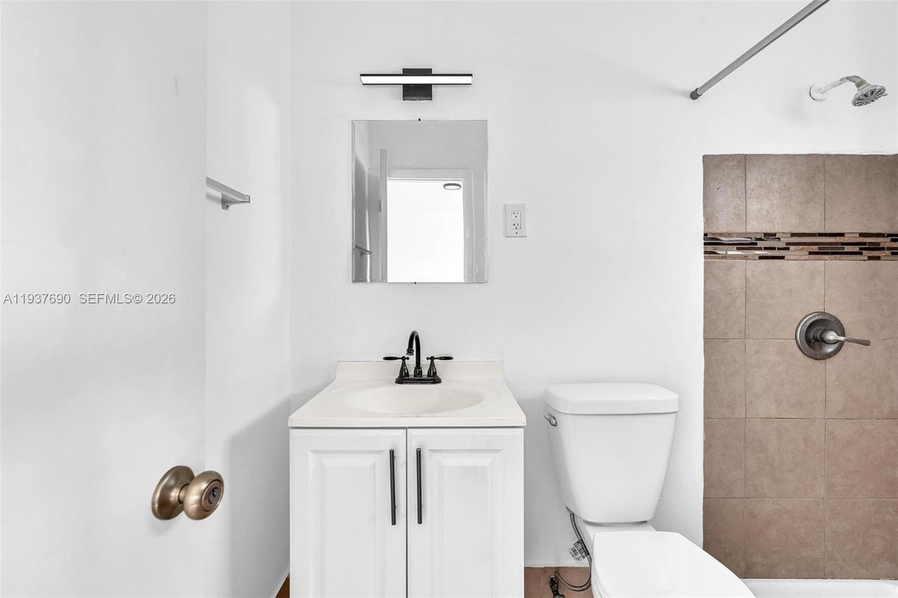 1027 Sw 3rd St #5 - Photo 4 of 6