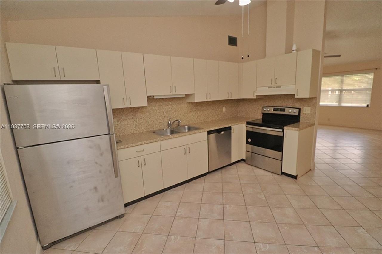 278 Sw 7th St #1-4 - Photo 6 of 10