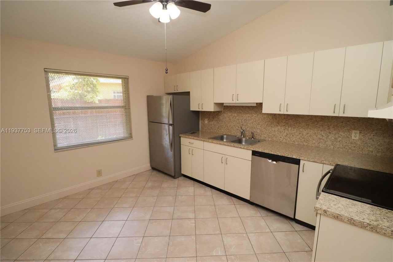 278 Sw 7th St #1-4 - Photo 7 of 10