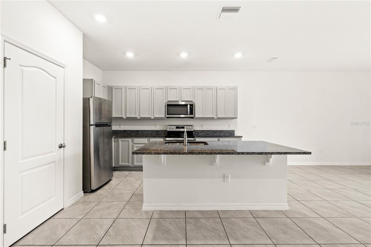 1264 Draintree St - Photo 6 of 32