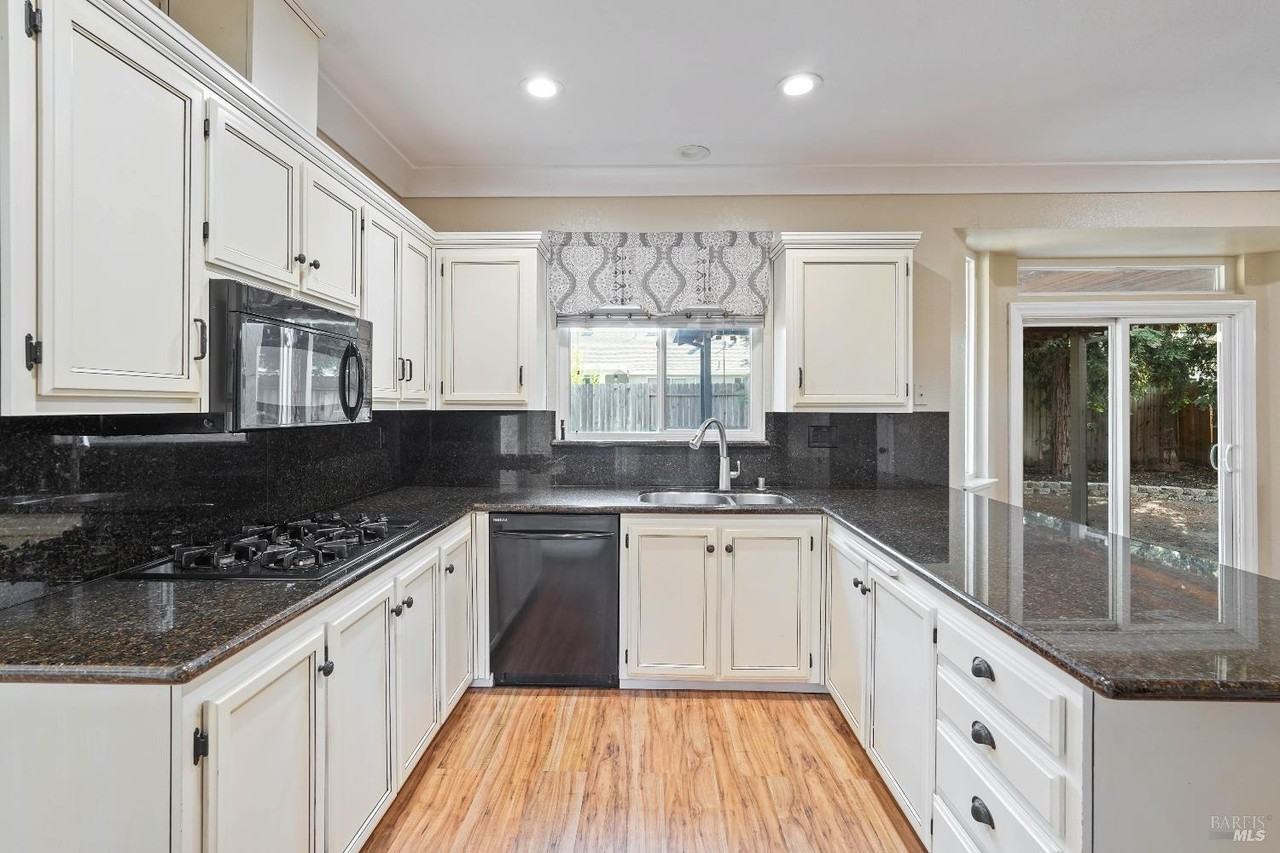 606 Roscommon Pl #1 - Photo 3 of 19