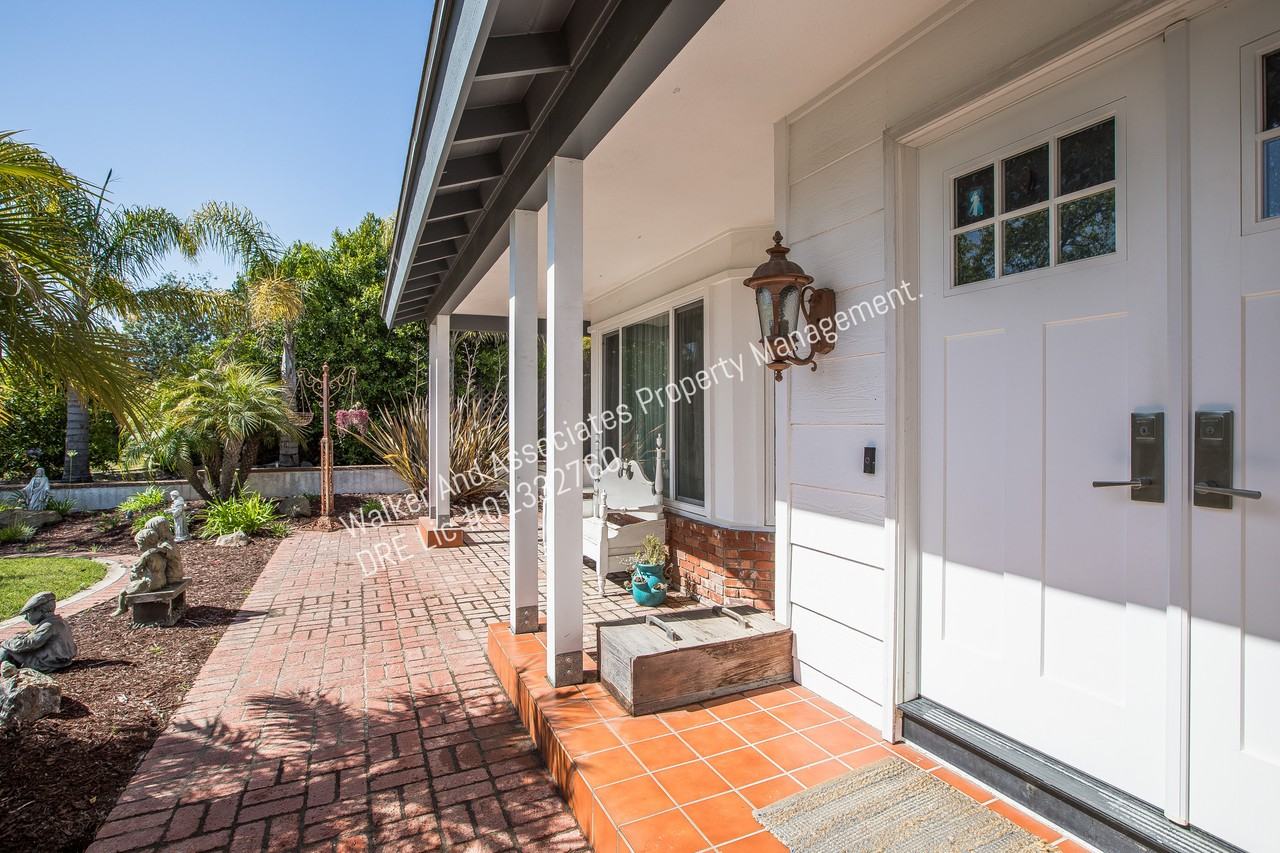 1062 Foxenwood Dr #1 - Photo 4 of 34