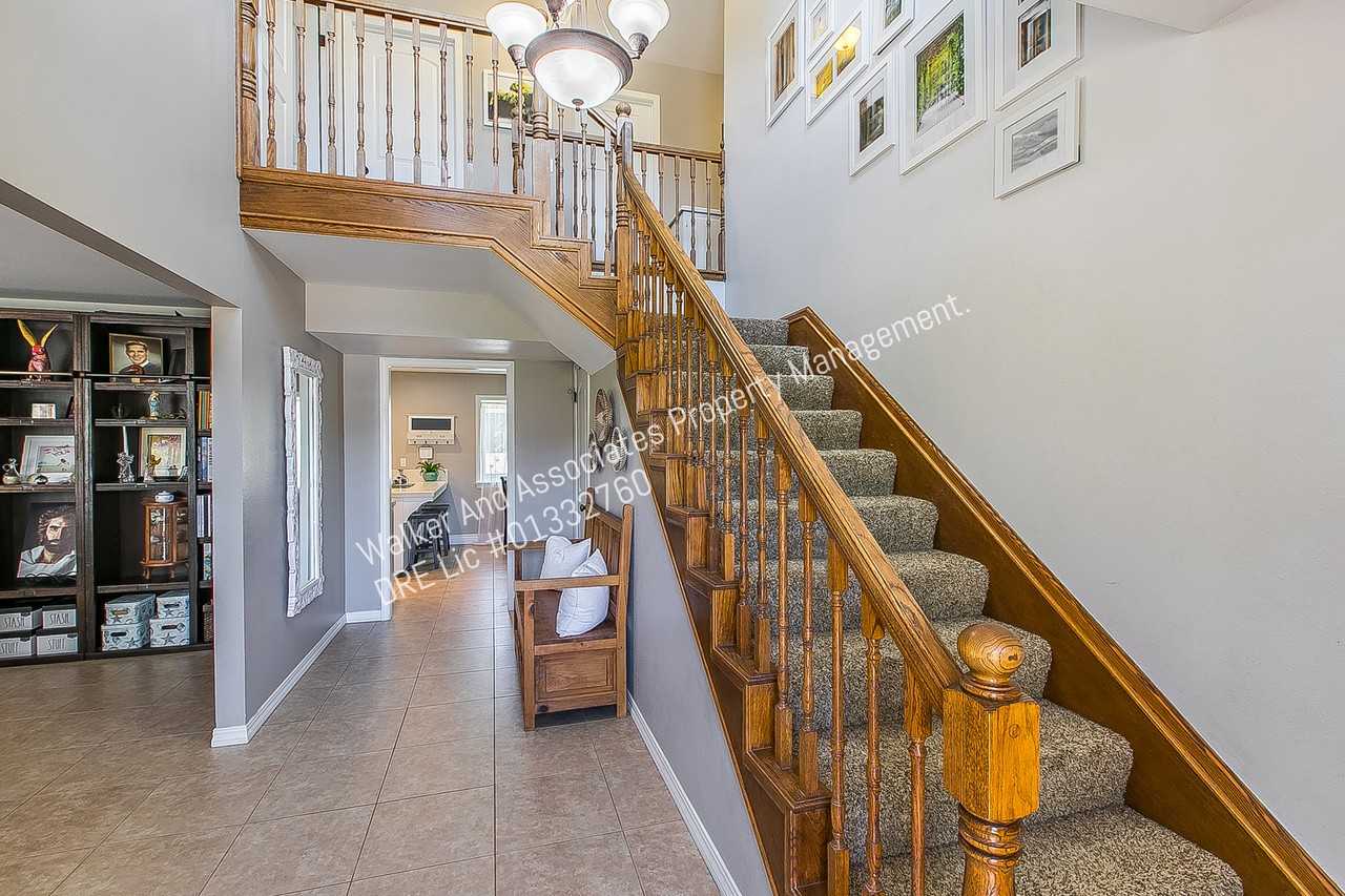 1062 Foxenwood Dr #1 - Photo 5 of 34