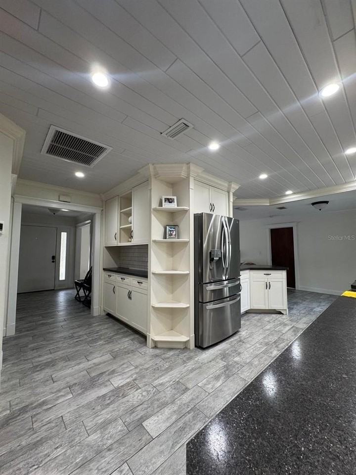 581 Woodlawn Ter - Photo 2 of 12