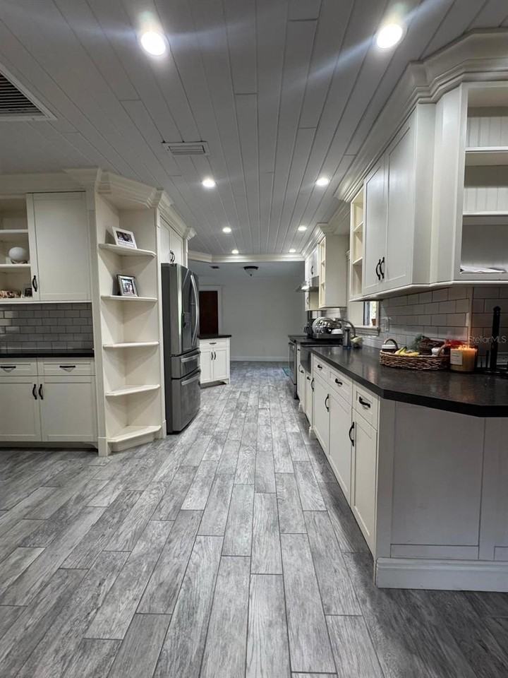 581 Woodlawn Ter - Photo 3 of 12