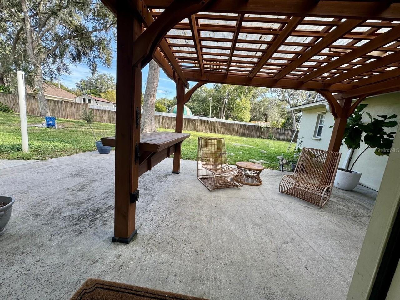 581 Woodlawn Ter - Photo 4 of 12