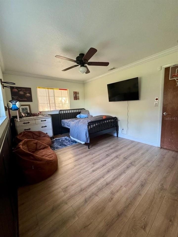 581 Woodlawn Ter - Photo 6 of 12