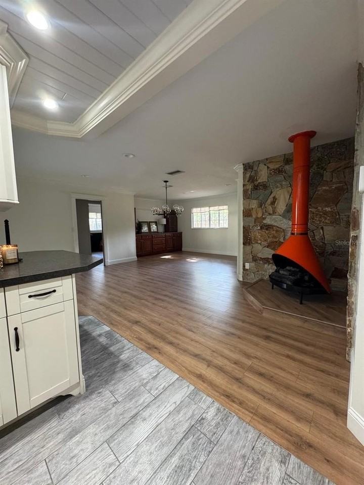 581 Woodlawn Ter - Photo 7 of 12