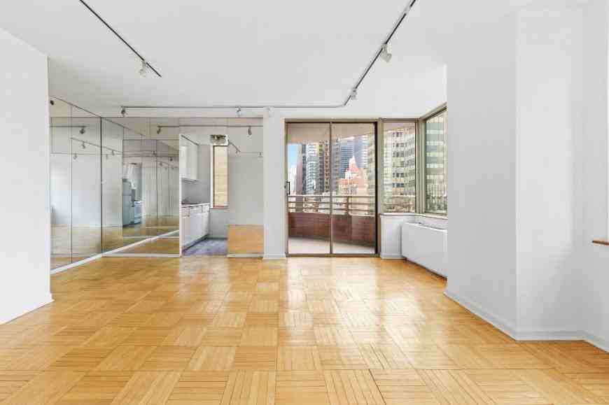 236 E 47th St - Photo 3 of 10