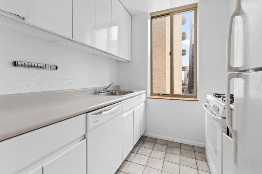 236 E 47th St - Photo 7 of 10