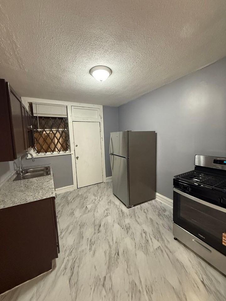 7442 S East End Ave - Photo 2 of 10