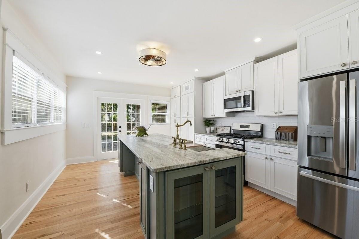 1004 W Charter St - Photo 3 of 40