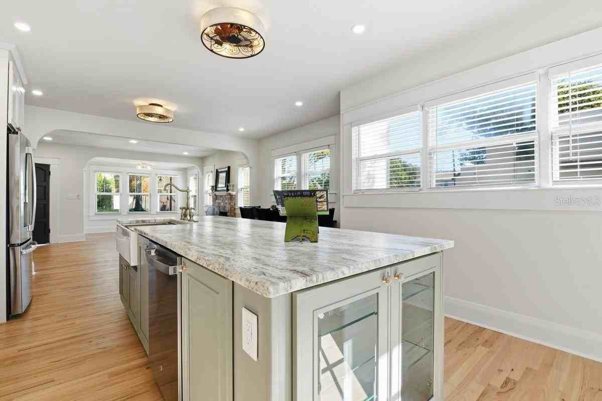 1004 W Charter St - Photo 4 of 40