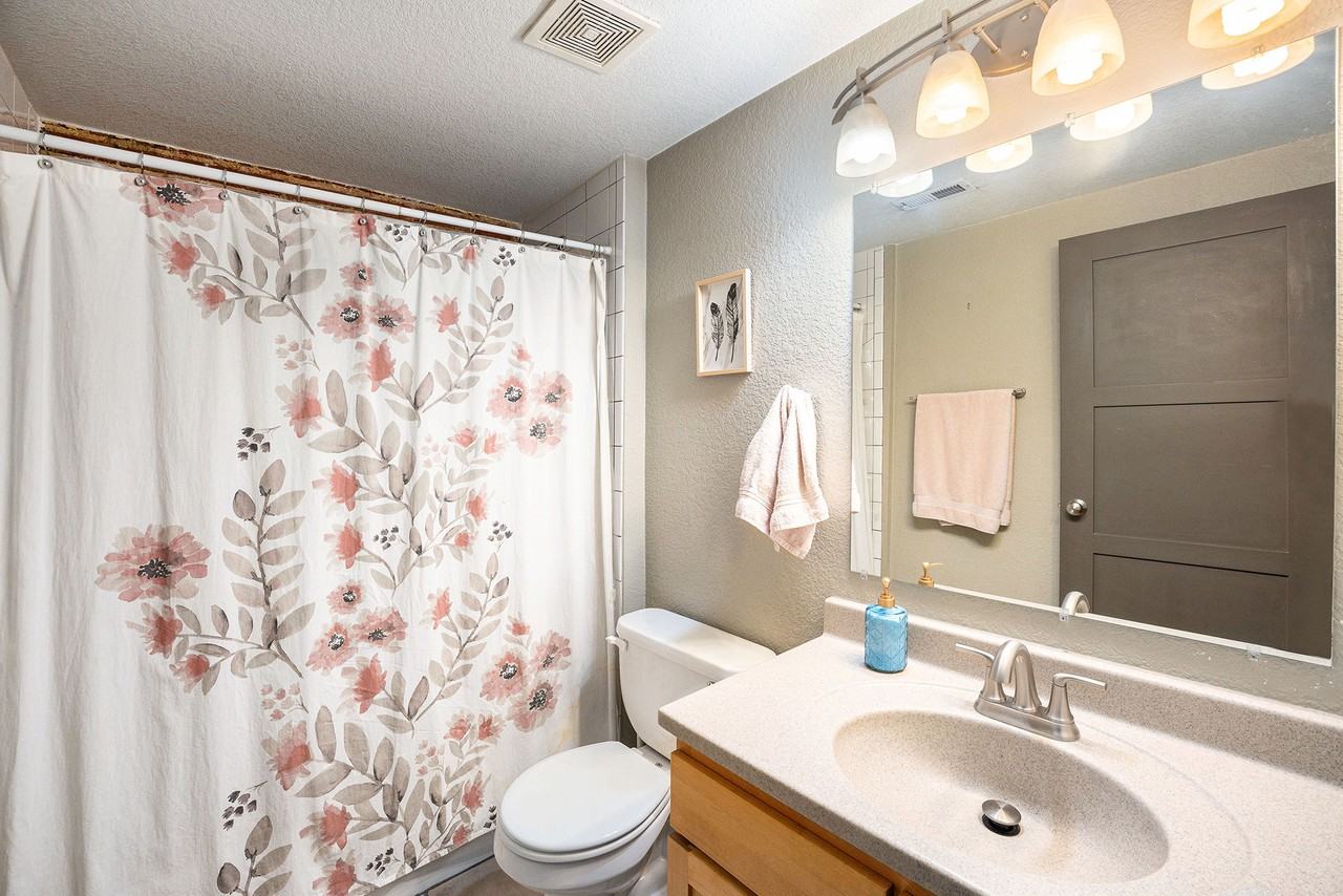 232 N Broadway #1 - Photo 6 of 11