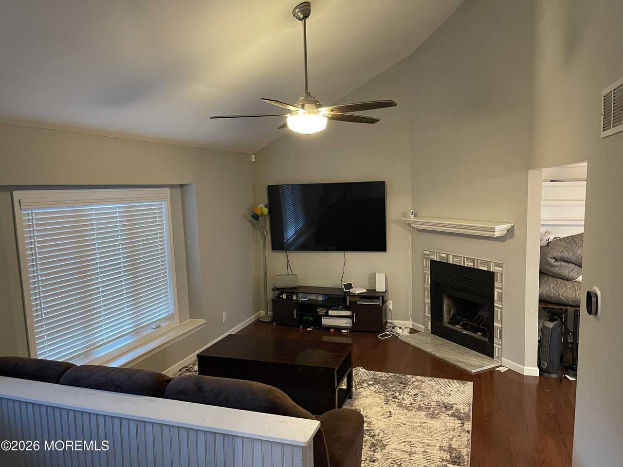 162 Linden Ave Apt B #B - Photo 3 of 15