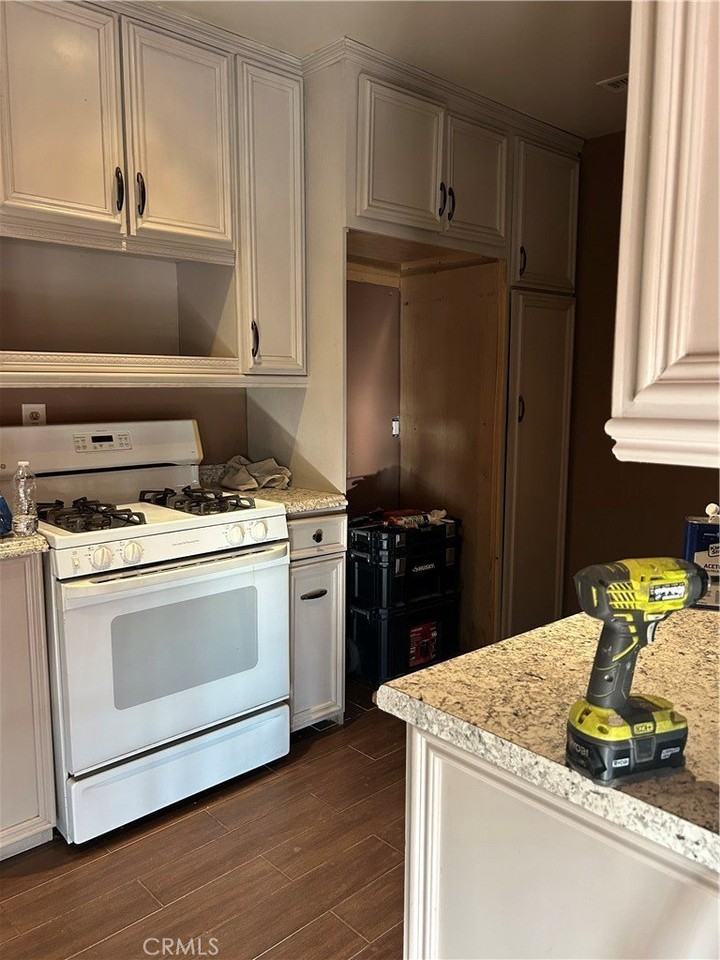 1579 Home Ave - Photo 5 of 10