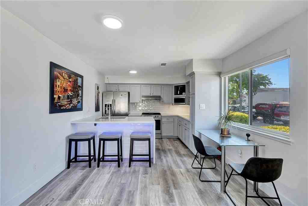 4612 Via Vista Cir #5 - Photo 3 of 24