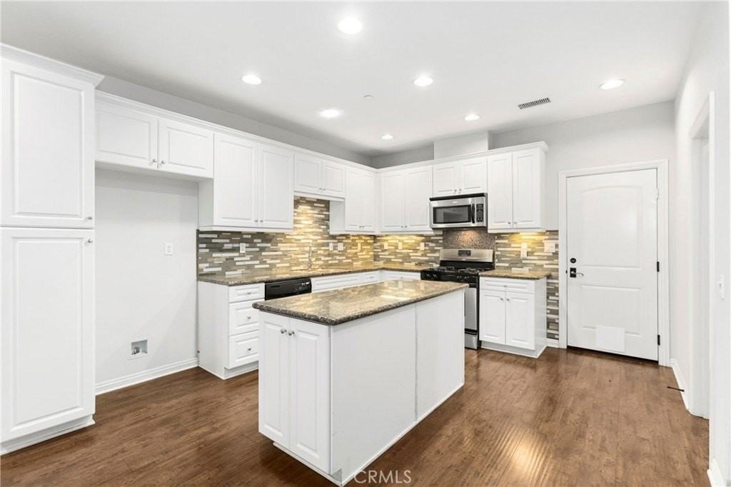 760 S Olive St - Photo 5 of 27