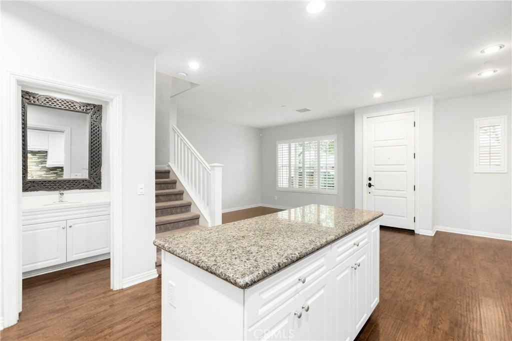 760 S Olive St - Photo 7 of 27