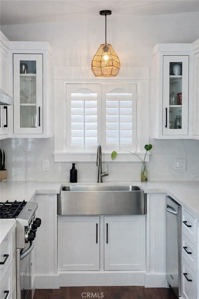 611 Avenue C - Photo 7 of 24